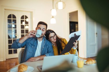 Ayrıca daha fazla mali kayıtlar için laptop tarama sırasında kahvaltı tatlı genç bir çift.