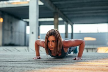 Sporcu kadın gönderme yapıyor açık havada ups.