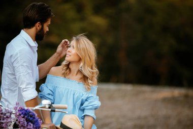 Açık havada binmek bisiklet zevk aşık çift.