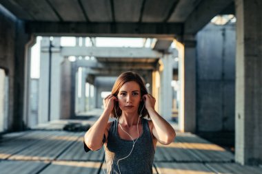 Onu sabah koşuya ile kapalı başlayan bir genç atletik kadın.