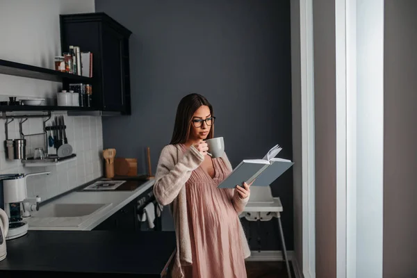Beautiful Pregnant Woman Drinking Coffee Reading Book Home — Stock Photo, Image