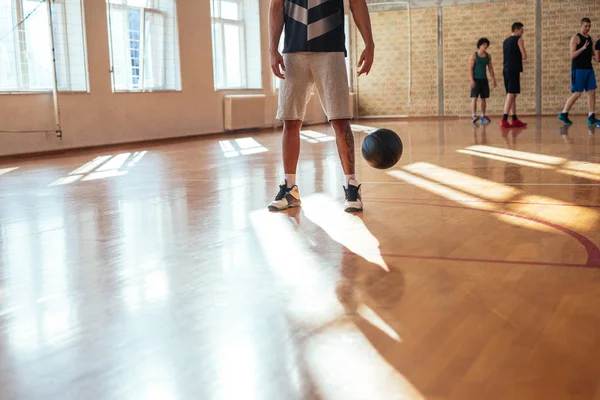 Jugadores Baloncesto Practicando Cancha — Foto de Stock