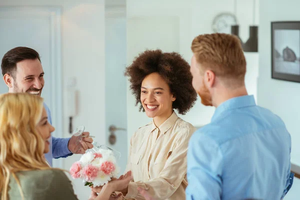 Pareja Joven Acogiendo Amigos — Foto de Stock