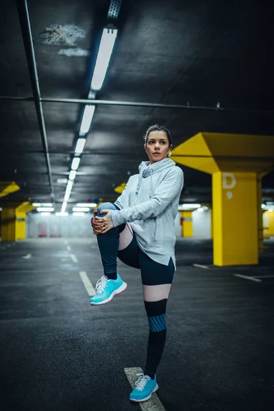 Retrato Comprimento Total Uma Mulher Atleta Trabalhando Estacionamento Subterrâneo — Fotografia de Stock