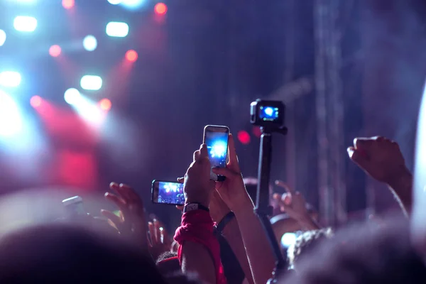 Donna Che Video Sul Festival Con Cellulare — Foto Stock