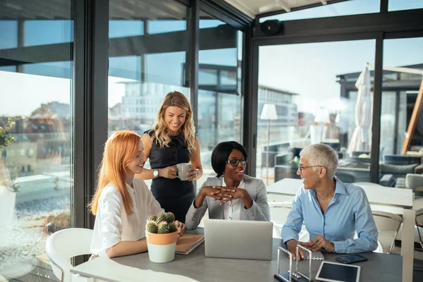 Pequeño Grupo Mujeres Multiétnicas Discutiendo Proyecto Actual Mañana —  Fotos de Stock