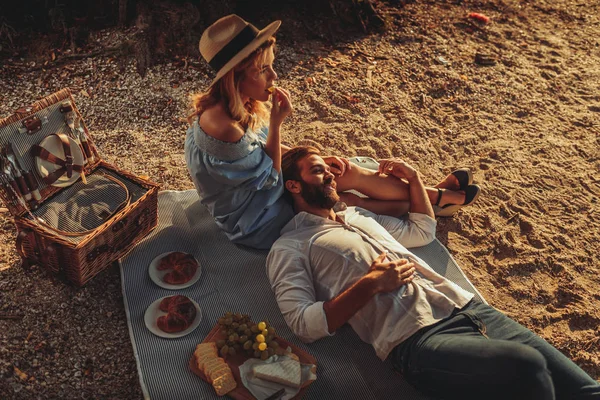 Para Zakochanych Ciesząc Się Piknik Razem Jedzenie Zewnątrz — Zdjęcie stockowe