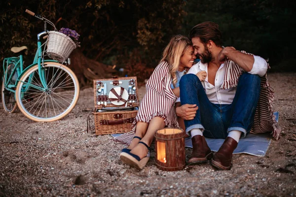 Casal Apaixonado Coberto Cobertor Desfrutando Piquenique Tempo Juntos — Fotografia de Stock