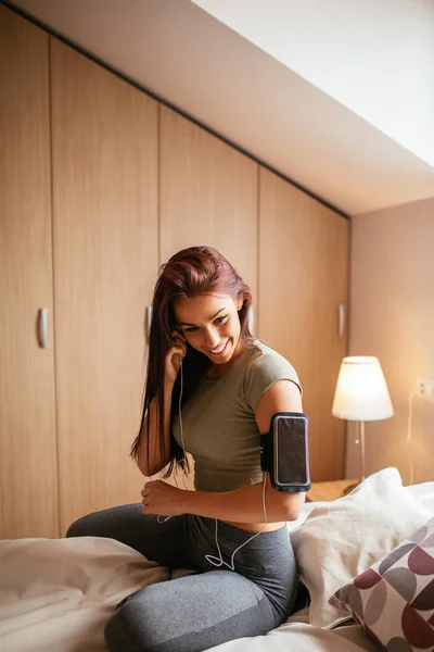 Uma Jovem Mulher Atlética Bonita Preparando Para Corrida Colocando Sua — Fotografia de Stock