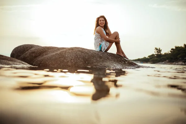 Shot Young Woman Sitting Ocean — Stock Photo, Image