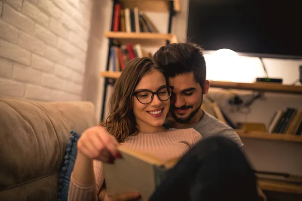 Portrait Young Couple Embracing Home — Stock Photo, Image