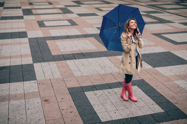 Mooi Meisje Praten Aan Telefoon Stad — Stockfoto