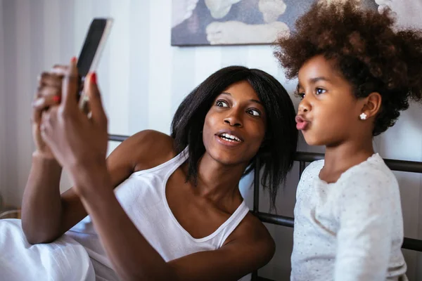 Mamma Och Dotter Som Tar Ett Foto Med Mobiltelefonen Morgonen — Stockfoto