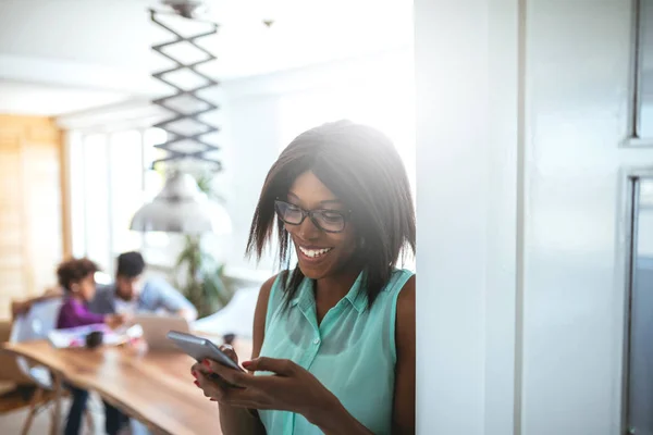 African American Woman Med Mobiltelefon — Stockfoto