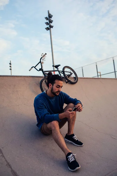 Young Man Taking Break Doing Tricks His Bike — Stock Photo, Image