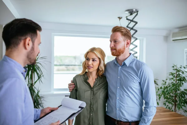 Asesora Financiera Explicando Los Detalles Nueva Casa Joven Pareja —  Fotos de Stock