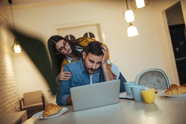 Egy Fiatal Magában Aggódik Férje Mint Böngészik Interneten Reggeli Közben — Stock Fotó