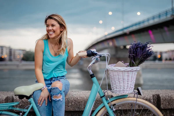 Young Woman Taking Break Riding Bicycle Outdoors — Stock Photo, Image