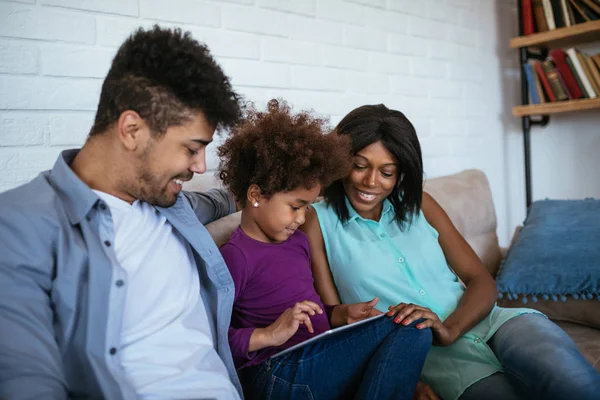 Família Afro Americana Usando Tablet Digital Casa — Fotografia de Stock