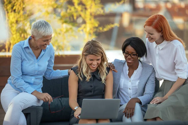 Mujeres Negocios Trabajando Juntas Ordenador Portátil Aire Libre — Foto de Stock