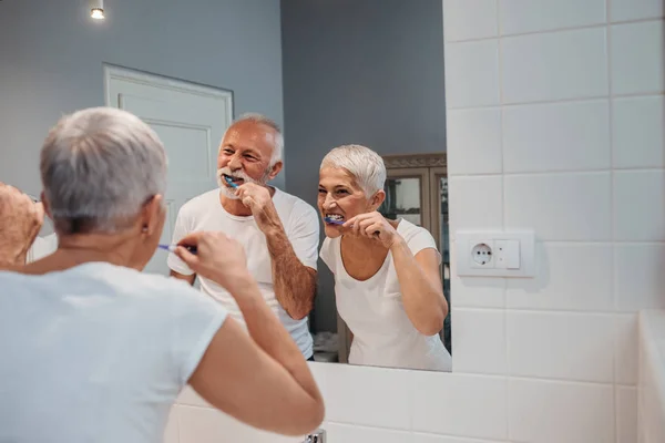 Casal Sênior Feliz Divertindo Enquanto Escova Dentes Sua Rotina Matinal — Fotografia de Stock