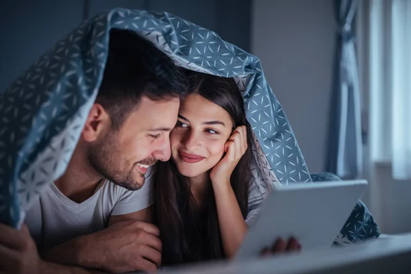 Glückliches Junges Paar Das Nachts Gemeinsam Internet Surft — Stockfoto