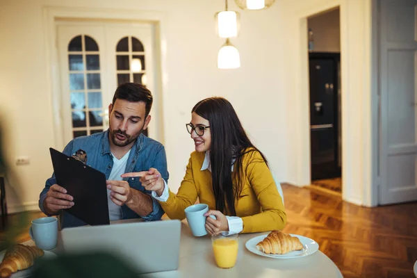 Una Giovane Bella Coppia Guardando Loro Risparmi — Foto Stock