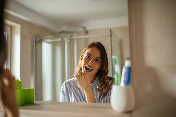 Retrato Uma Bela Jovem Escovando Dentes Banheiro — Fotografia de Stock