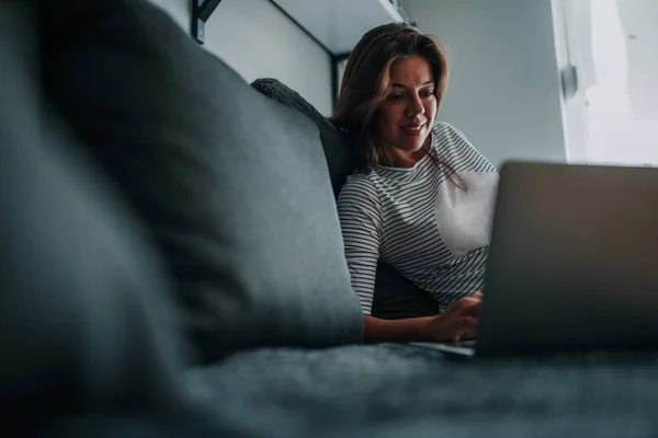 Mooie Vrouw Die Thuis Aan Een Laptop Werkt — Stockfoto