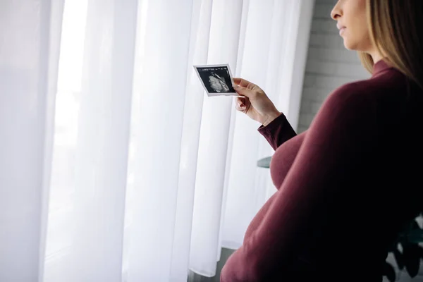 Egy Szép Terhes Keresi Terhességi Ultrahang Vizsgálat Otthon — Stock Fotó