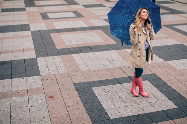 Full Length Portrait Young Woman Holding Umbrella Talking Mobile Phone — Stock Photo, Image