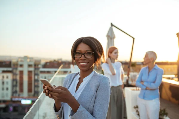 옥상에 전화를 아프리카계 미국인 비즈니스 — 스톡 사진