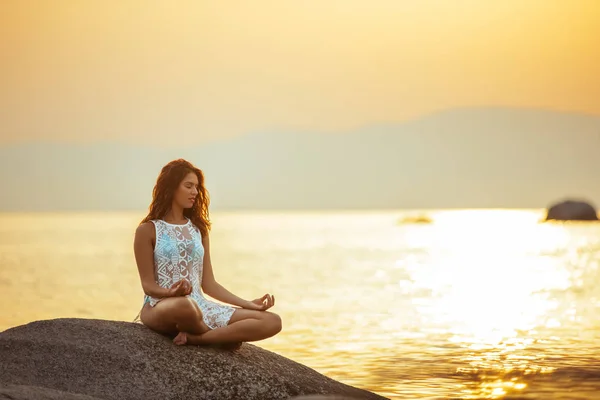 Retrato Completo Uma Jovem Mulher Meditando Junto Oceano — Fotografia de Stock