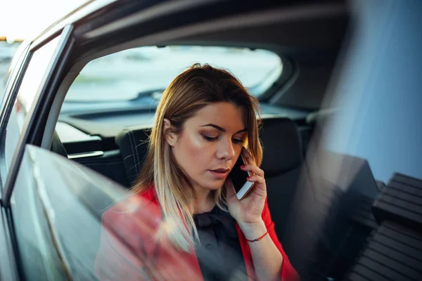 자동차의 좌석에 전화에 얘기는 성공적인 비즈니스 여자의 초상화 — 스톡 사진