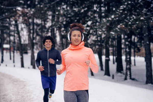 Photo Homme Une Femme Courant Hiver Dans Les Bois — Photo