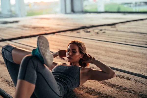 Eine Athletische Frau Die Morgens Ein Situp Durchführt — Stockfoto