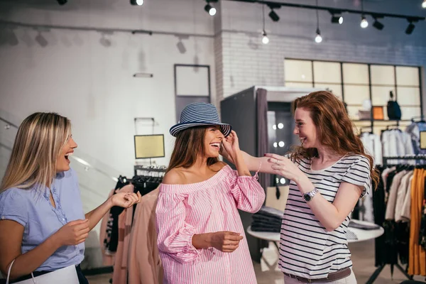 Photo Happy Young Women Having Fun Shopping Together Store — Stock Photo, Image