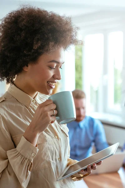 Retrato Una Joven Bebiendo Café Usando Tableta Digital — Foto de Stock