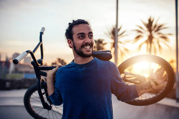 Porträt Eines Gutaussehenden Jungen Mannes Mit Fahrrad Freien — Stockfoto