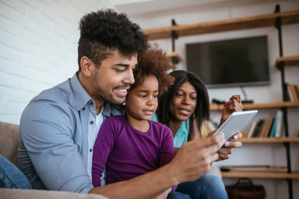 African American Parents Teaching Daughter How Use Digital Tablet Home — Stock Photo, Image