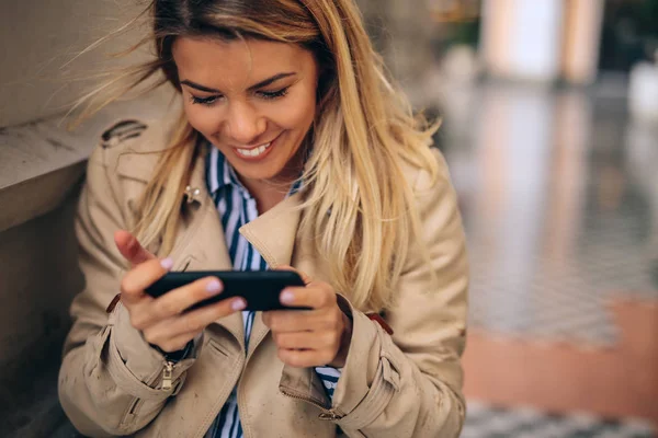 Mooie Vrouw Sms Telefoon Een Regenachtige Dag — Stockfoto