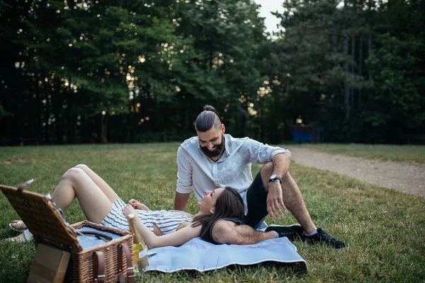 Fiatal Pár Birtoklás Egy Romantikus Időpont Erdőben — Stock Fotó