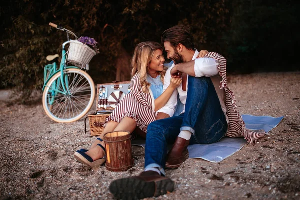 Pareja Joven Vinculándose Picnic —  Fotos de Stock