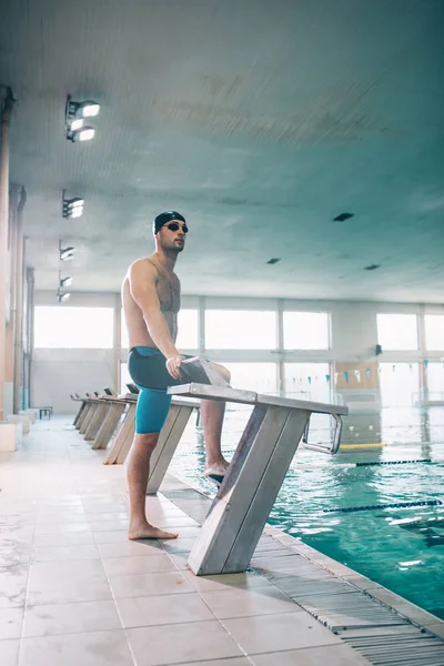 Atleta Pronto Para Mergulhar Piscina — Fotografia de Stock