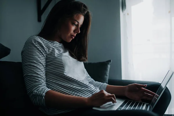 Piękna Kobieta Pracująca Laptopie Domu — Zdjęcie stockowe