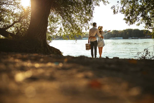 Rear View Couple Enjoying View River — Stock Photo, Image