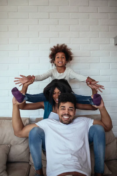 非洲裔美国人家庭在家里玩耍的照片 — 图库照片