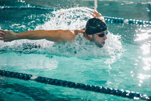 Ung Atletisk Man Utför Fjärilsim Inuti Inomhuspool — Stockfoto