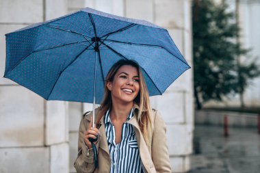 Bir şemsiye ile yürüyen güzel bir kadın portresi.