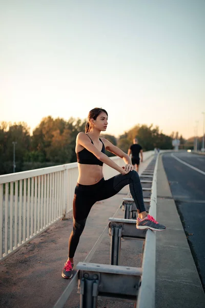 Una Giovane Donna Forma Che Estende Prima Andare Una Corsa — Foto Stock